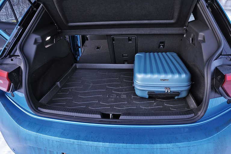 Bagagerum med blå kuffert i en VW ID.3