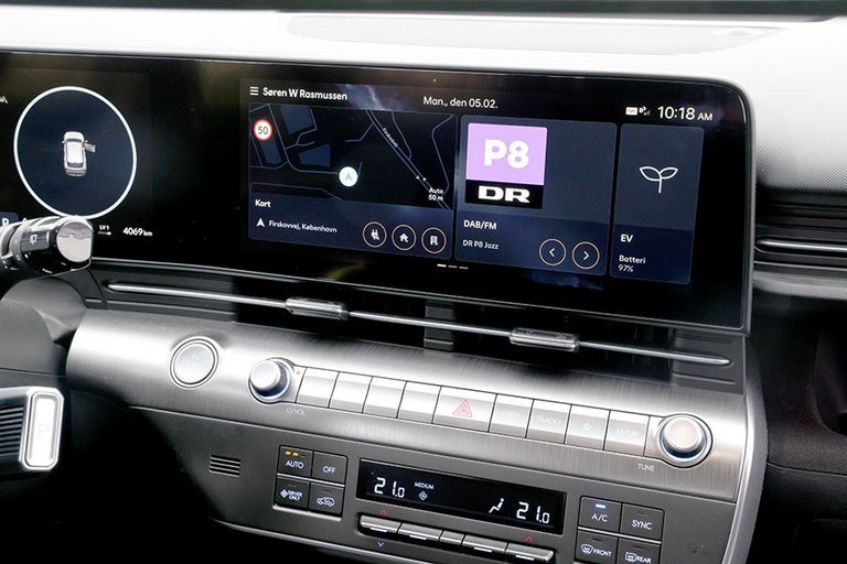 Stor skærm i kabinen i en Hyundai Kona