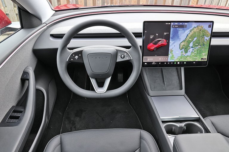 Kabine med stor skærm i en Tesla Model 3