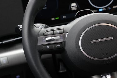 Fra knapper på rattet styres fartpiloten og vognbaneassistenten, og det gør det let at vælge, om man vil køre med adaptiv fartpilot med eller uden en tilhørende vognbaneassistent.
