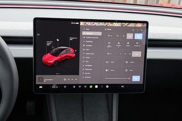 Det er fra denne skærm, at stort set alle funktioner i bilen kontrolleres. Heldigvis har Tesla valgt en enkel menustruktur, og som noget ganske brugbart er stemmebetjeningen af bilens funktioner overraskende god.