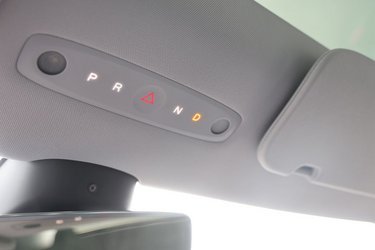 Skulle skærmen være ude af drift, er der også monteret fysiske nød-knapper til betjening af kørselsretningen i loftet over forruden.