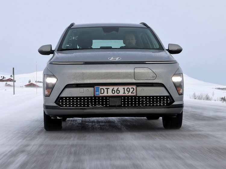Sølvgrå Hyundai Kona set lige forfra på en snedækket vej