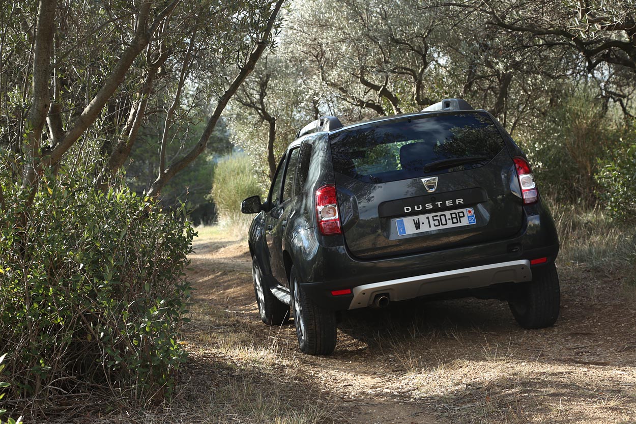 Dacia Duster er udviklet som firehjulstrækker, og det betyder høj indstigning på forsædet, men også en meget høj læssekant på over 80 cm til bagagerummet. Bagklappen er tophængslet. 