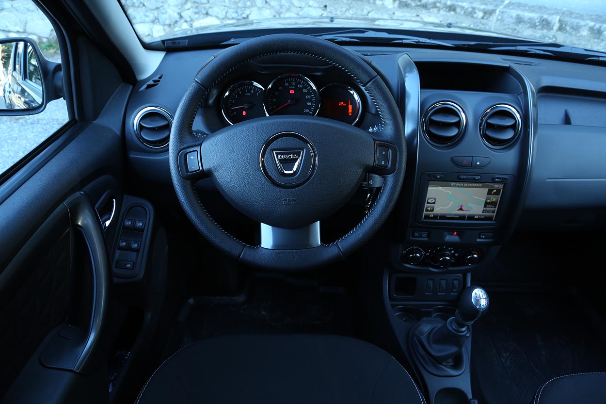 Indretningen af Dacia Duster er traditionel, og Renault-ejere vil kunne nikke genkendende til både elrude-kontakter, kontaktarme ved rattet samt betjeningsarmen til radioen, der sidder bag rattet.