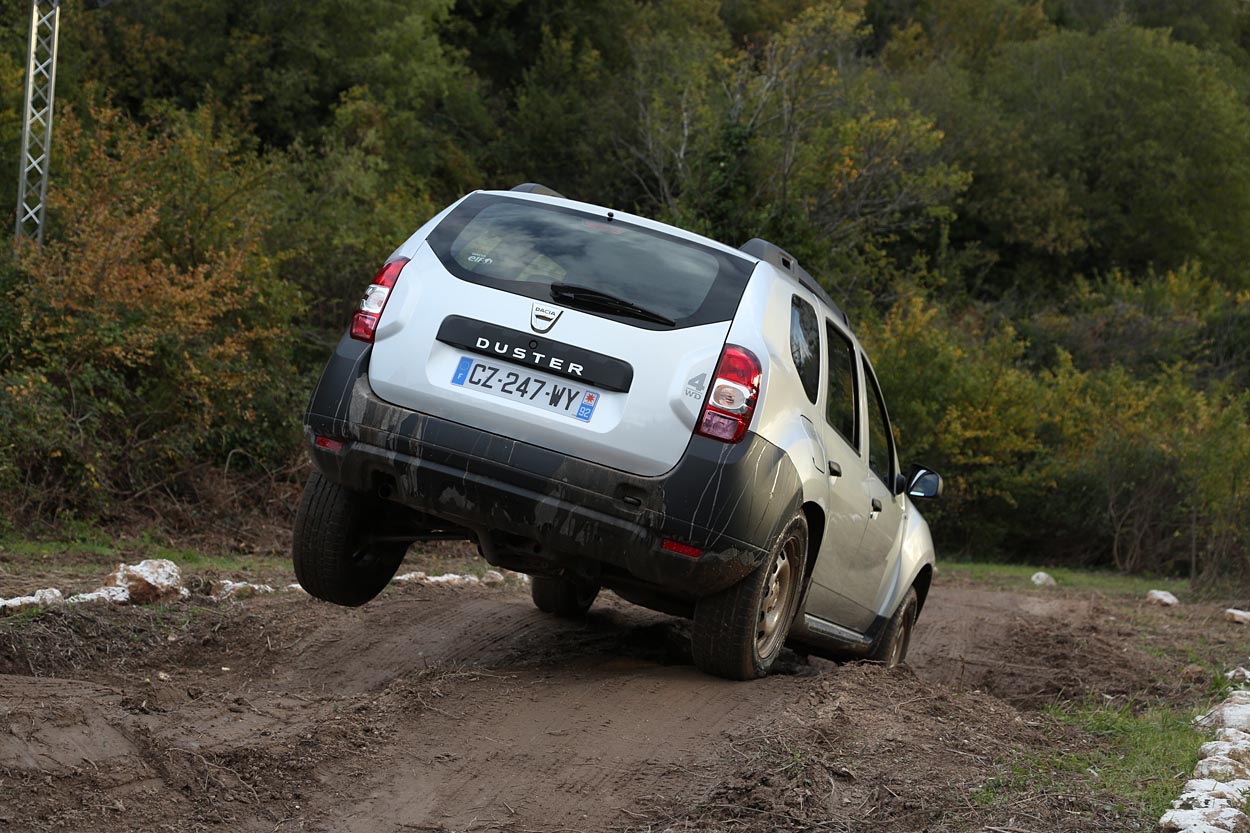 Dacia Duster kan fås med firehjulstræk med den største dieselmotor, og den kan kravle over det meste. Frihøjden er 21 cm, tilkørselsvinklen er 29 grader, og frakørselsvinklen er 35 grader.