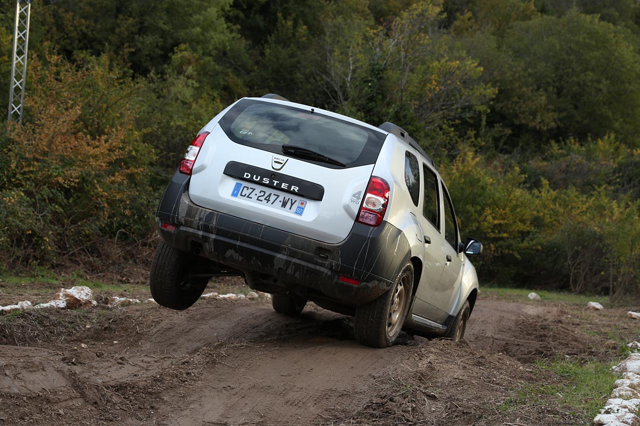 Dacia Duster kan fås med firehjulstræk med den største dieselmotor, og den kan kravle over det meste. Frihøjden er 21 cm, tilkørselsvinklen er 29 grader, og frakørselsvinklen er 35 grader. 