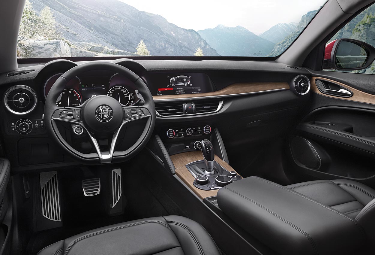 Interiøret er lækkert udformet og stort set identisk med det, vi finder i Alfa Romeo Giulia. Træpaneler og lædersæder er standard på den første udgave, First Edition.