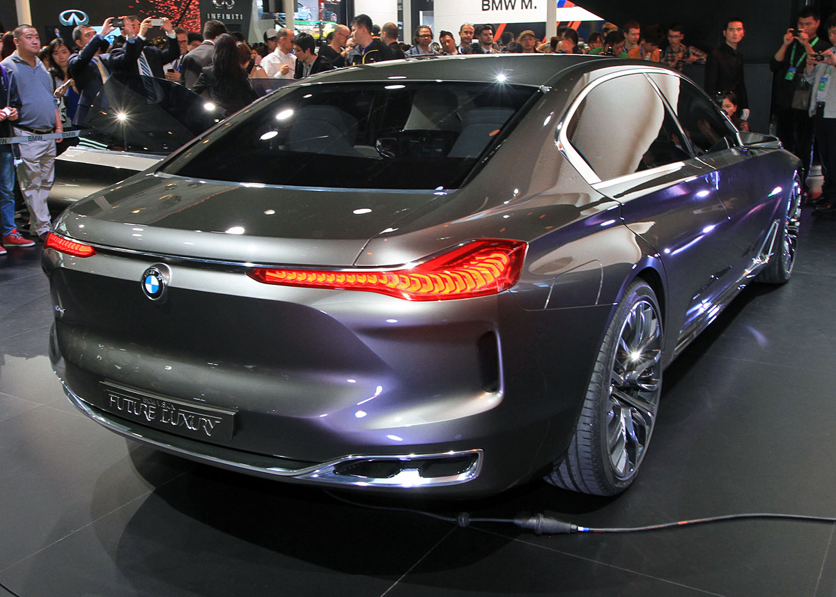 Med en ny form for organisk LED-lyskilde har BMW leget med et nyt design på de L-formede baglygter.