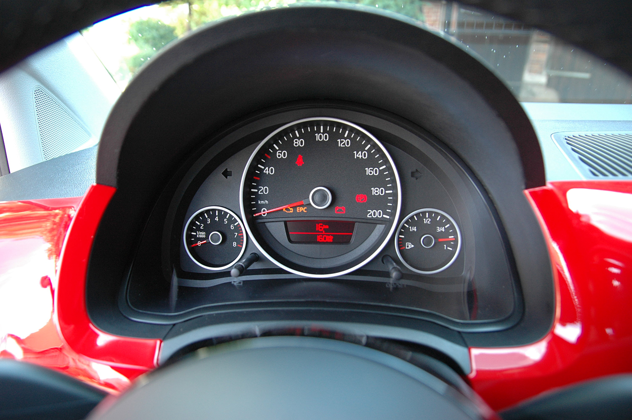 Man kan få bilen leveret med instrumentbordet i bilens farve. Et stort speedometer sidder i midten og giver godt overblik.