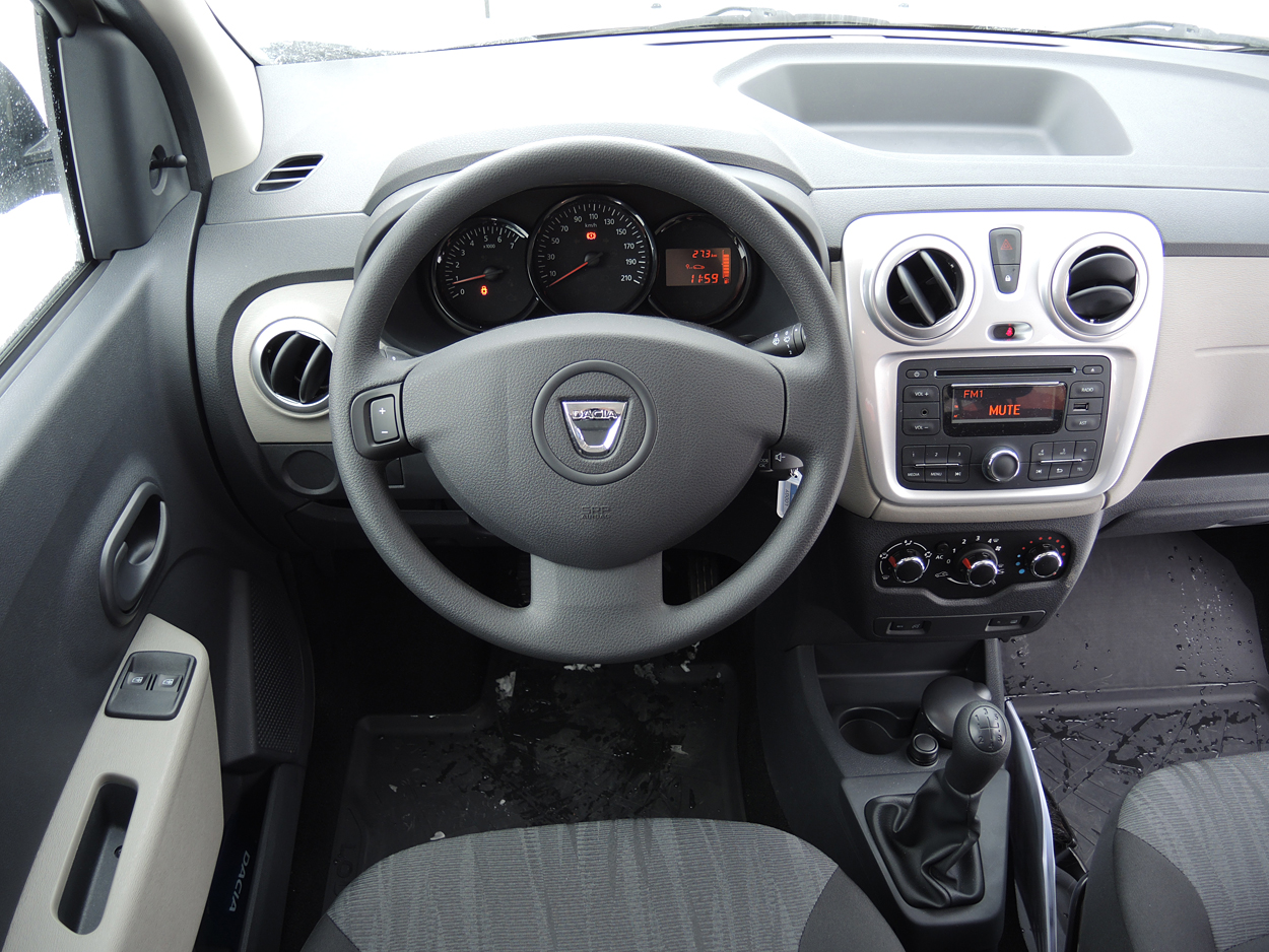 Kvalitetsfornemmelsen i Dacia Lodgy er billig, og sikkerheden er ikke god, men priserne begynder ved 134.000 kr. Rattet kan ikke justeres. Aircondition kan tilkøbes for 5.900 kr.