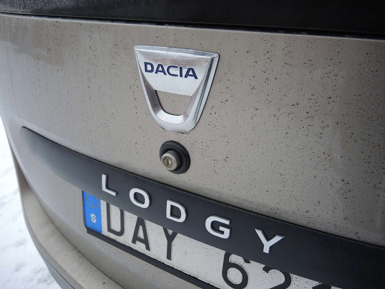 Dacia er i dag helt ejet af Renault, og bilerne er baseret på ældre teknologi fra det franske mærke.