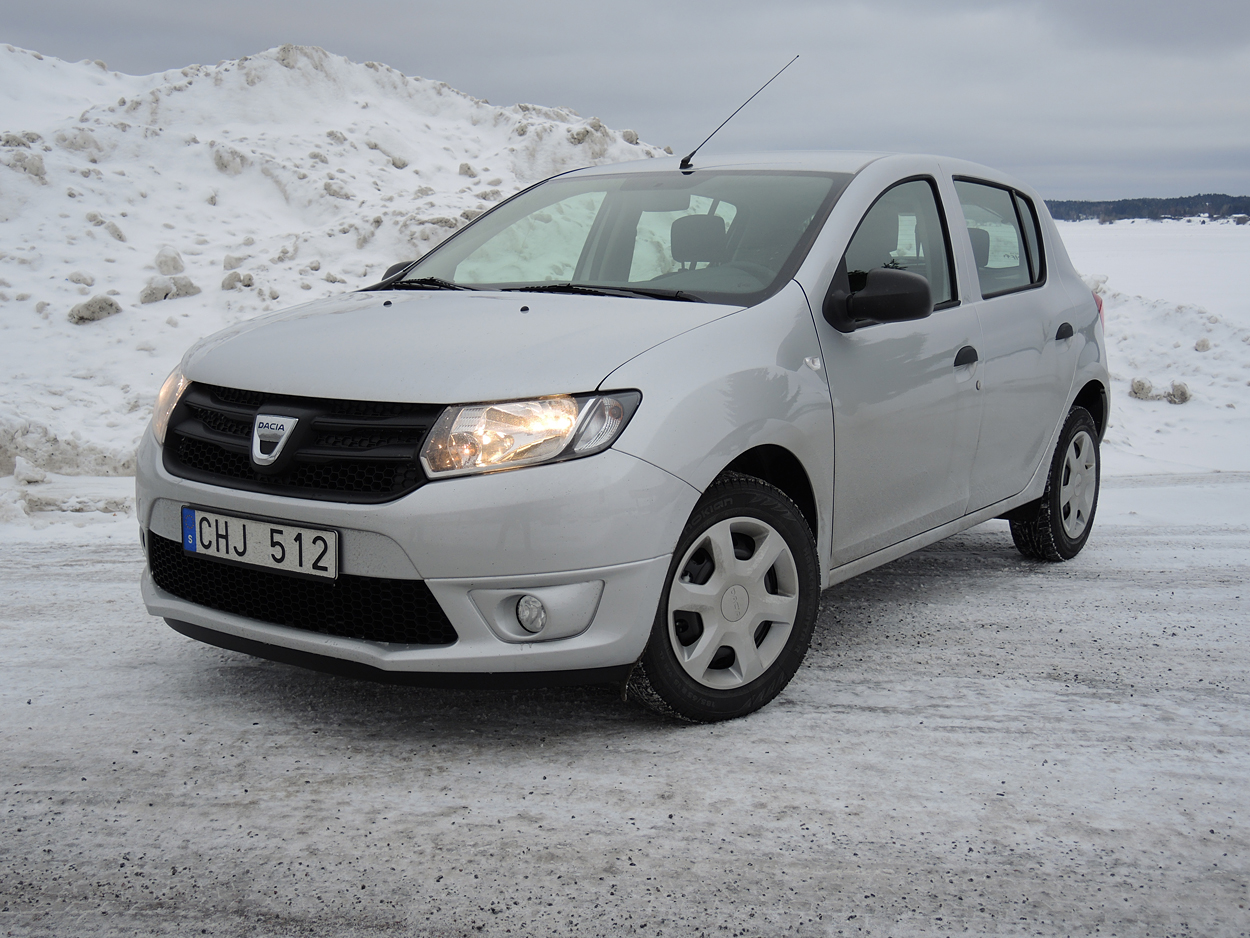 Dacia Sandero er bedst at sammenligne med den udgåede Renault Clio. Bilen kører komfortabelt, og prisen på ca. 114.000 kroner lyder attraktiv.