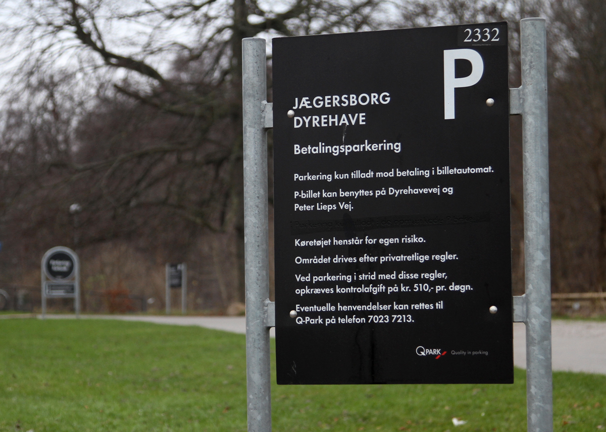 Naturstyrelsen har ikke besluttet, hvilket selskab der skal opsætte P-automater og sende P-vagter ud i naturen. Her i Klampenborg er det Q-Park. Foto: Torben Arent, FDM