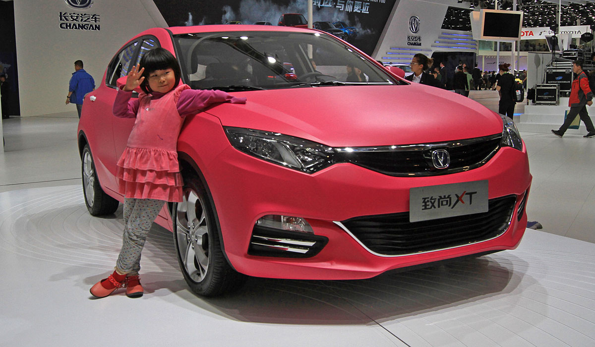 Kineserne er helt vilde med både at se på biler - selv på den såkaldte pressedag på Auto China 2014 var der masser af familier med børn.