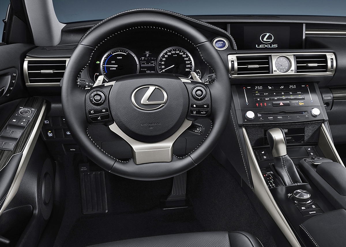 Lexus IS har en meget førerorienteret kabine, der som sædvanlig er holdt i sort-i-sort.