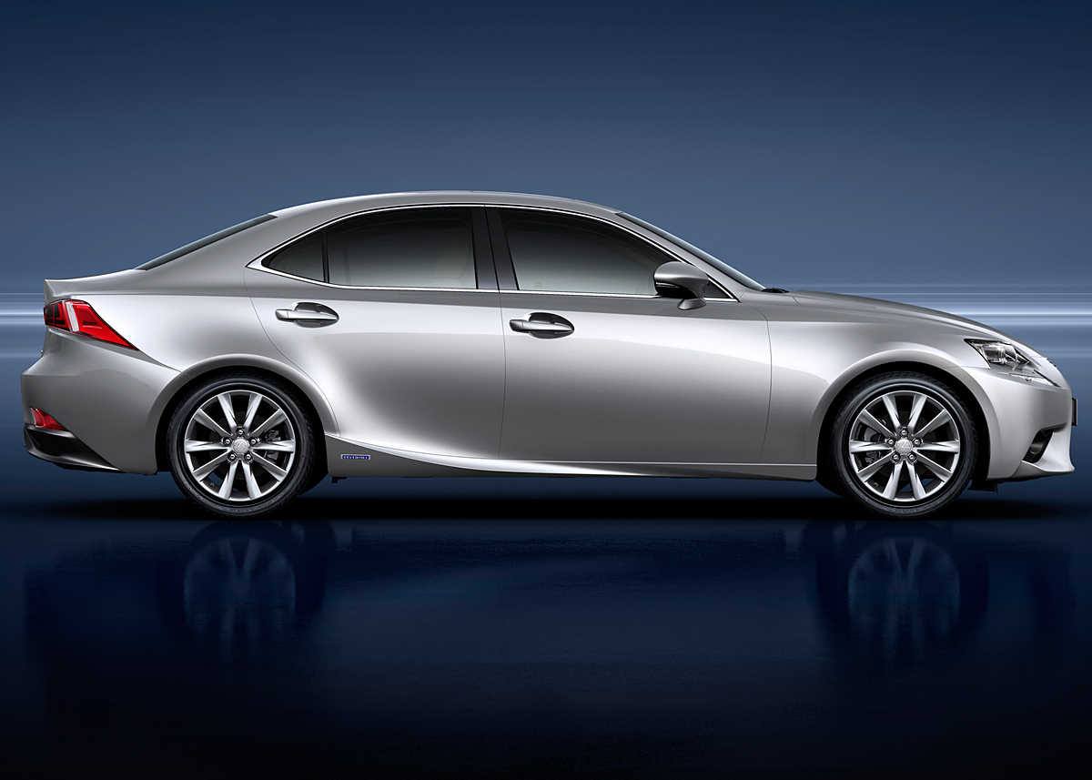 Den nye Lexus IS er vokset syv cm i længden. Om akselafstanden også er øget, fortæller Toyota ikke.