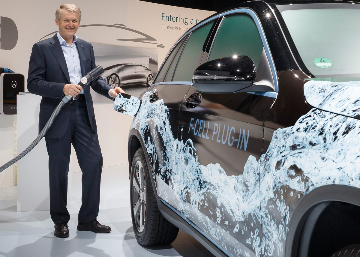 Udviklingsdirektør for Mercedes-Benz, Thomas Weber, præsenterer mærkets første brintbil, GLC Fuell Cell. Fotos: Daimler