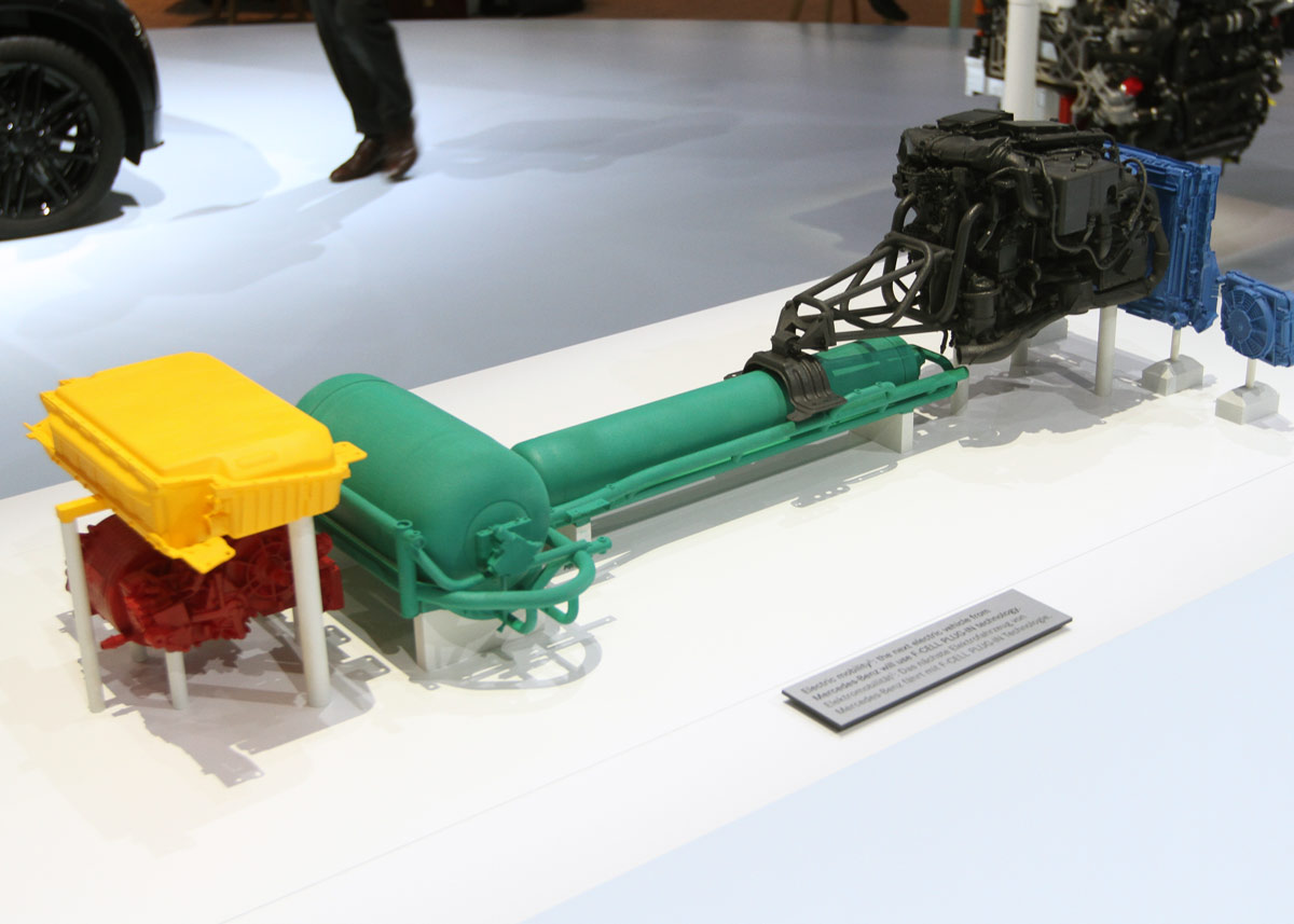 3D-printet-model af brintbilen: De to grønne er brinttanke, den sorte er brændselscellelenheden, den gule er batteriet, og den røde er motoren. Foto: Torben Arent