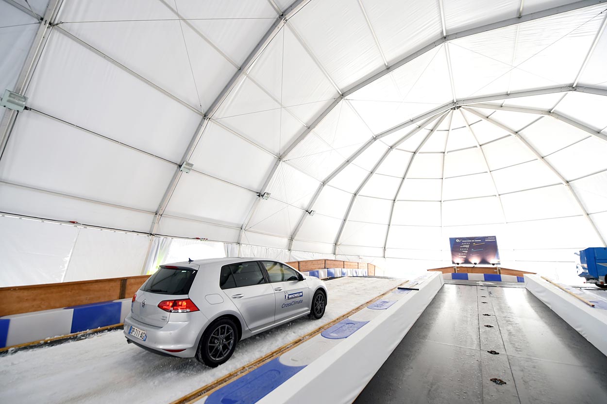 På en stejl bakke kunne det nye CrossClimate dæk sætte i gang lige så godt som et egentlig vinterdæk. På samme bakke måtte sommerdækket helt opgive at komme op.