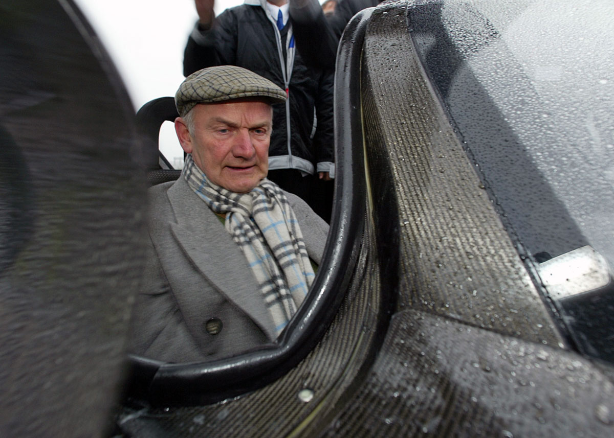Ferdinand Piëch da han i 2002 kørte premiereturen i VWs 1-literbil. Foto: Volkswagen