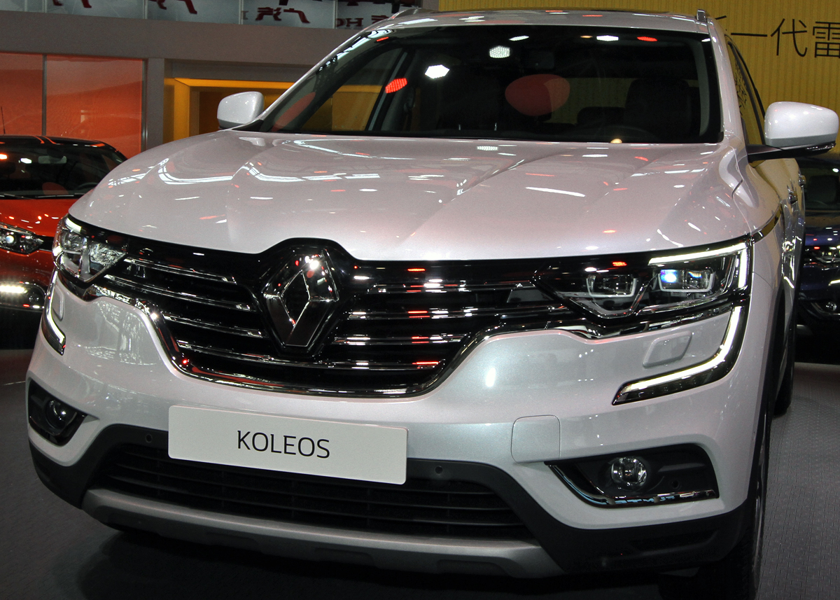 Selv om fronten er markant og i den nye Renault-stil er Koleos mere "nobel" end den mindre Kadjar. Linjerne i fronten er - som på Talisman - mere vandrette.