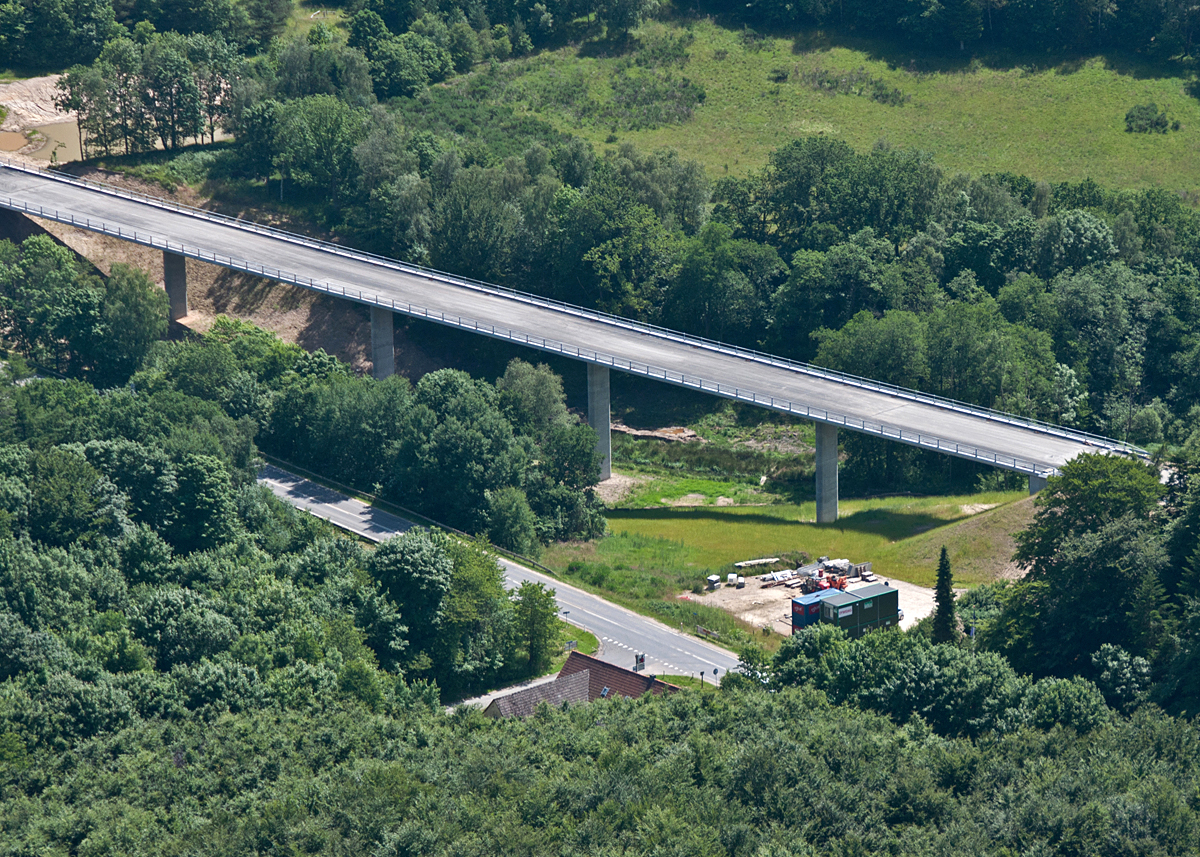 Bilisterne kommer over denne 200 meter lange højbro over Vejle Ådal.
