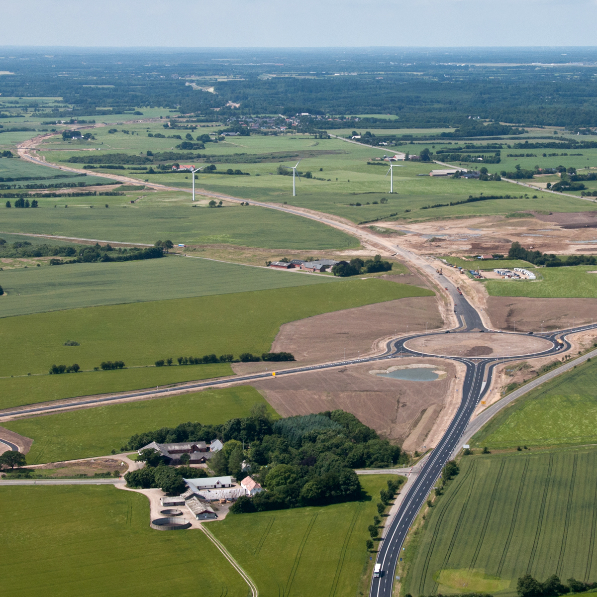 Den nye motortrafikvej sluttes i den østlige ende til den eksisterende rute 28 ved Bredsten med en stor rundkørsel.