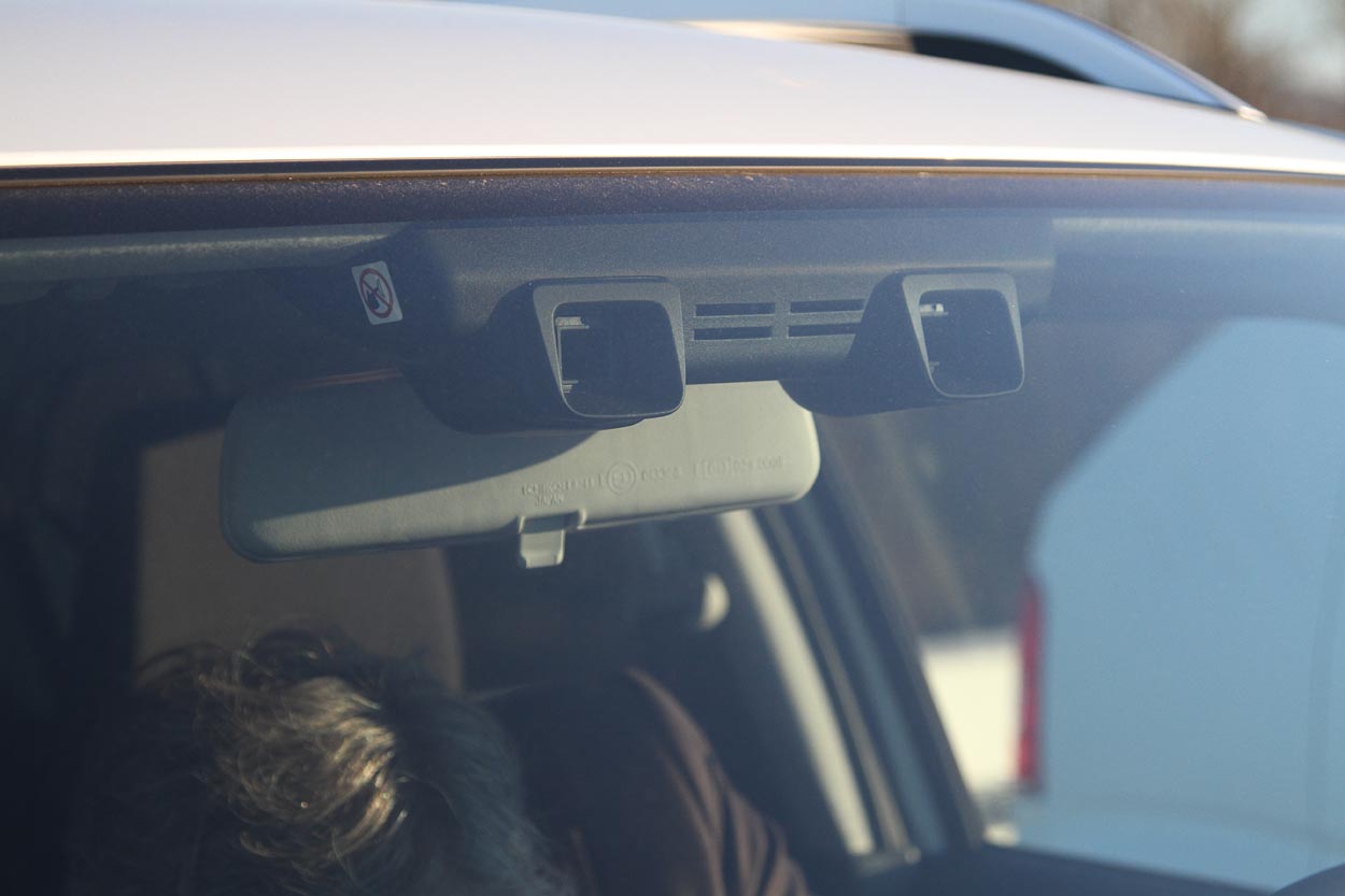 Et stereokamera bruges til den automatiske nødbremse, som også kan bremse for fodgængere.