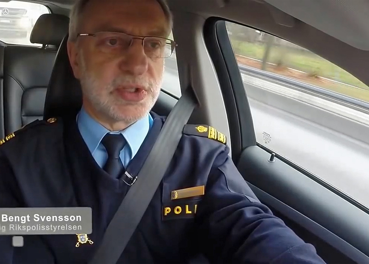Bengt Svensson fra det svenske politi siger, at bl.a. usikker eller farlig kørsel i forbindelse med mobilsnak kan føre til rapport og bøde.