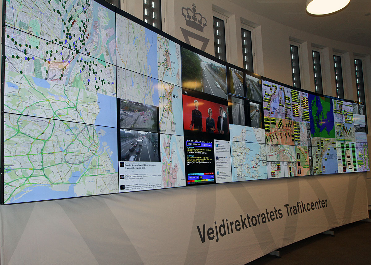 24 skærme på hver 55 tommer danner tilsammen en gigantisk skærm, som giver overblik over hele Danmarks vejtrafik.