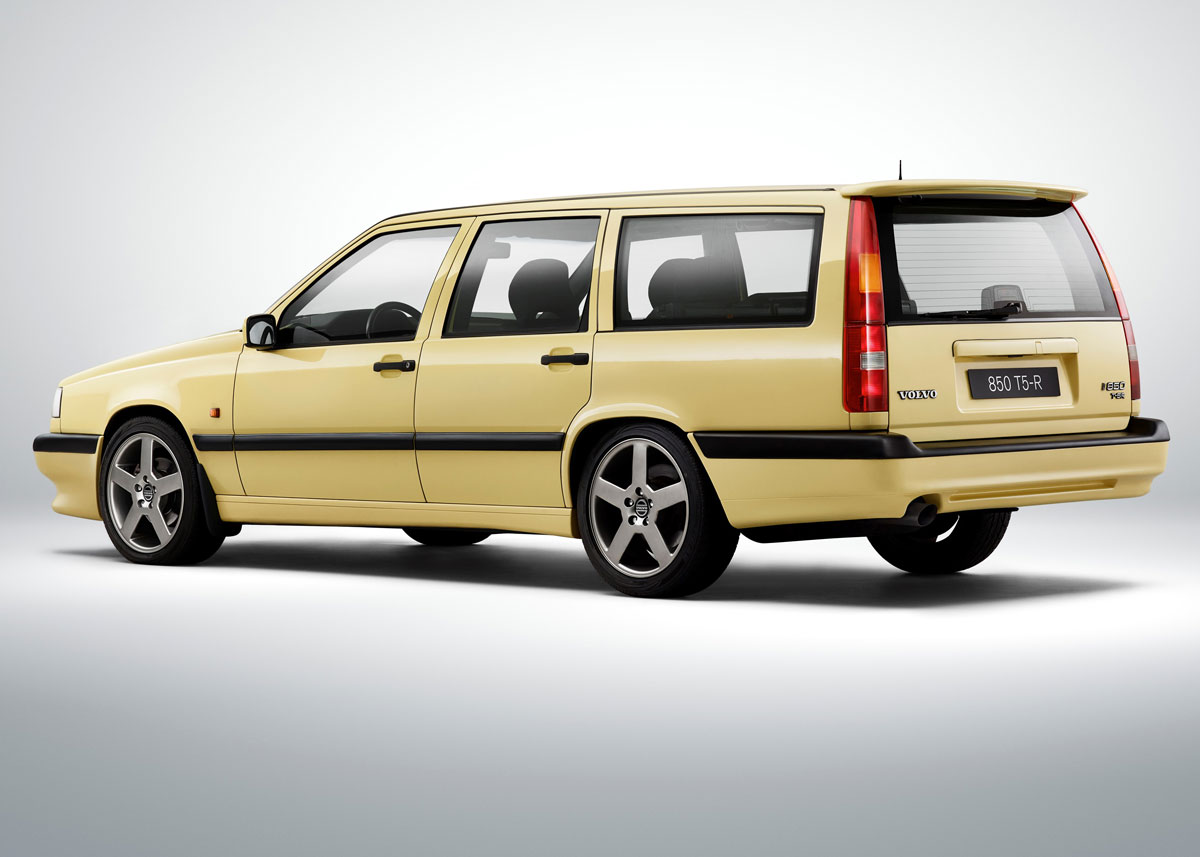 850 blev en Volvo-revolution, da den kom i 1991. Nu med forhjulstræk, tværstillet motor og fem cylindre. Og så blev den senere verdens første med sideairbags. Som modelår 1994 kom denne T5-R med en markant gul farve, 240 hk og en accelerationstid fra 0-100 på 6,9 sekunder.