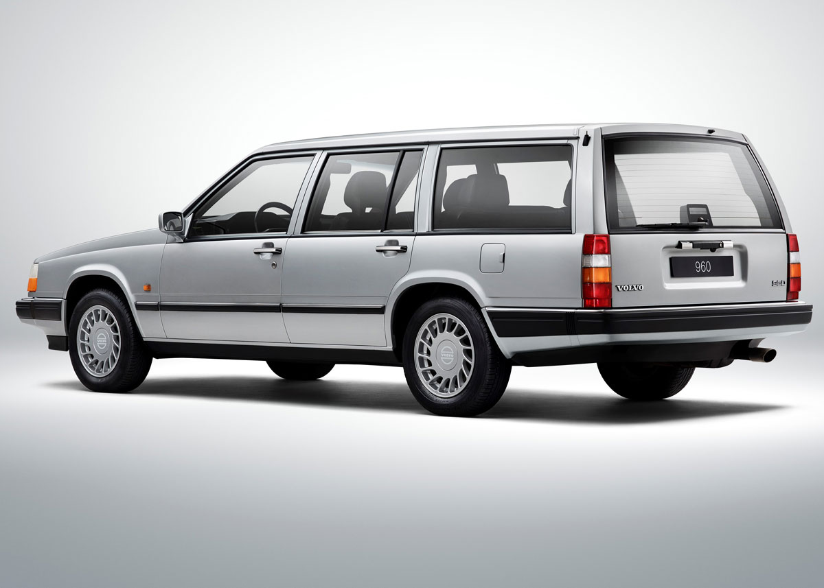 960 blev den sidste baghjulstrukne Volvo stationcar. Den var en videreudvikling af 1980ernes 700-serie og blev introduceret i 1990, bl.a. med ny, sekscylindret motor. I 1996 skiftede den navn til V90.