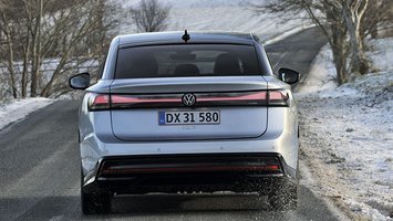 VW ID.7 set direkte bagfra, mens den kører på vej i snelandskab