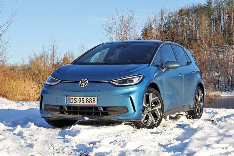 Blå VW ID.3 holder i sne