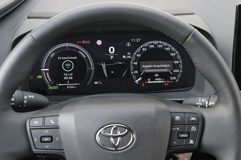 Instrumenthus og rat i en Toyota C-HR