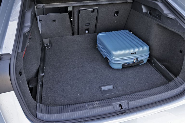 Bagagerum i VW ID.7 med blå kuffert