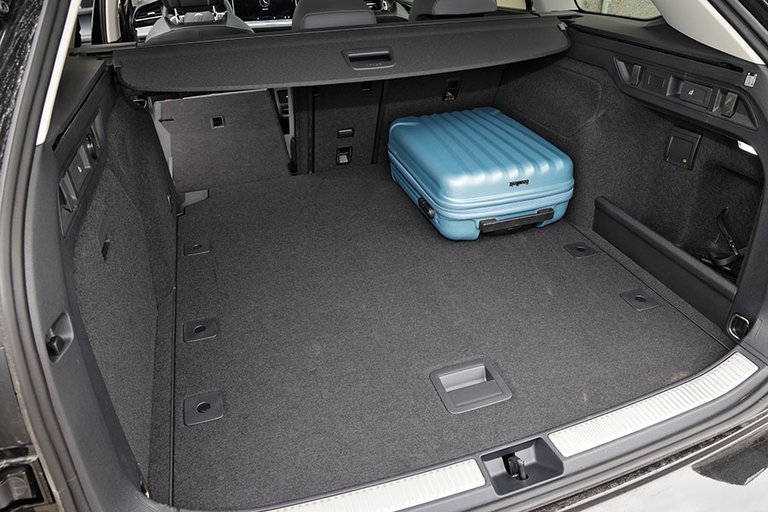 Bagagerum med blå kuffert i en VW Passat