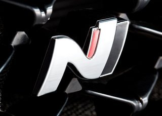 N er den nye betegnelse for de hurtigste biler fra Hyundai. Det sjove N er udformet på samme måde som den store chikane på Nürburgring, hvor Hyundais køredynamiske udviklingscenter holder til.