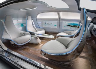 Bilkørsel bliver super komfortabel i fremtiden, hvor de fire ombord kan sidde sådan her. Førersædet kan drejes 180 grader, så bilen kan køres manuelt. Allle sæder drejer automatisk 30 grader udaf for lettere ind- og udstigning, når dørene åbnes.