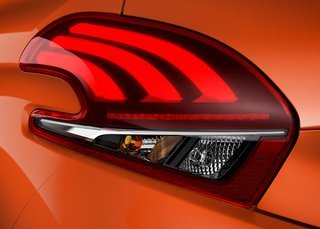 Baglygterne er fornyet med nye baglygter med en stil, som Peugeot kalder 3D LED-klør, der skal være en Peugeot-signatur.
