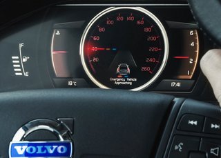 Volvo har allerede demonstreret et system, hvor firmaets næste generations biler kan advare om udrykningskøretøjer inde i bilen. Ud over piktogram sker det med en sirenelyd fra bilens højttalere.