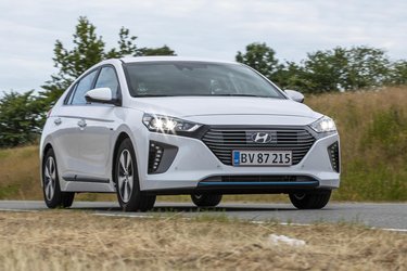 Hyundai Ioniq er en benzinbil, der også kan køre på el. Batteriet kan lades op fra elnettet, og bilen kan køre op til 50 km på strøm alene.