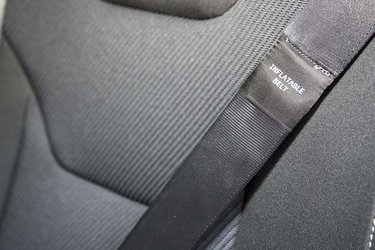 Bagsædeselerne fås med indbygget airbag. Det er smart, men begrænser antallet af brugbare autostole.