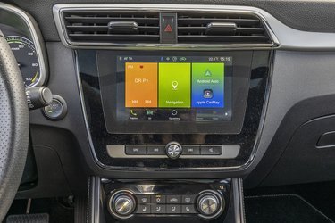Der er både indbygget navigationsanlæg og mulighed for at bruge Apple CarPlay og Android Auto. De sidstnævnte løsninger er klart at foretrække, for bilens styresystem til skærmen er uendelig langsomt.
