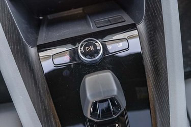 Endnu en lille Volvo-detalje finder du foran gearvælgeren. Den store volumenknap er nem at betjene under kørslen, og har du brug for ro i kabinen, trykker du bare knappen ned for at stoppe musikken, podcasten eller radioen.