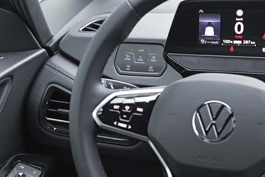 Fartpiloten styres via touch-knapper på rattet. Det er ikke alle, der er lige glade for den løsning, og VW har da også valgt at gå tilbage til rigtige knapper i de kommende modeller fra VW. Men i vores testbil fungerede de egentlig o.k.