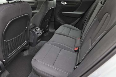 Man sidder generelt højt i XC40 – således også på bagsædet. Her finder du også friskluftdyser til bagsædepassagerne, som der bør være i en bil til over 400.000 kr.