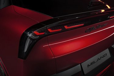Bagtil løber et lygtebånd langs underkanten af bagruden, og tre LED-enheder i hver side er med til at give bilen et tydeligt lys-signatur. Bemærk Alfa Romeo-navnet, der er skrevet på samme måde som nogle af mærkets første modeller.