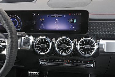 Skærmen til højre har mulighed for trådløs Apple CarPlay og Android Auto, og alle menuer er på dansk. Derudover forstår bilen danske kommandoer på et hæderligt niveau.
